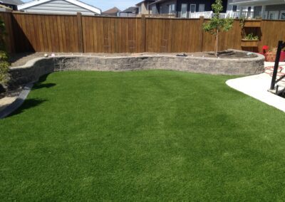 Synthetic turf with retaining wall